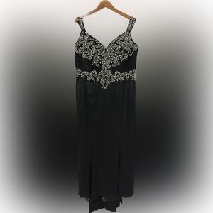 Macduggal Black Evening Gown with White Pearls - Size: 18W